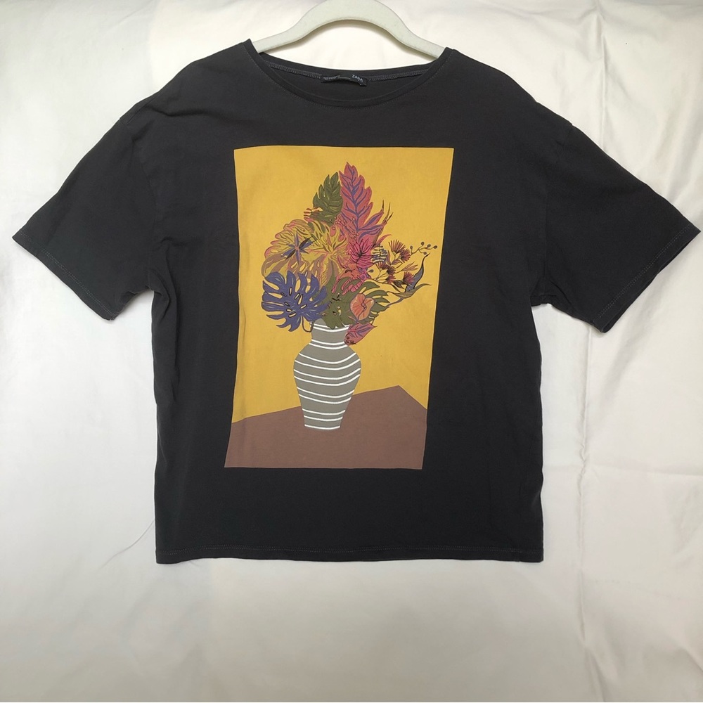 🌟 Graphic tee with plant vase print